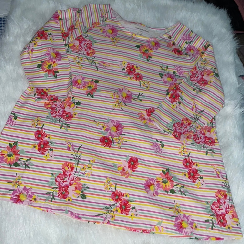 NWOT!! Woman Within Brand Top. Beautiful!! Button detailing. 3/4 sleeve